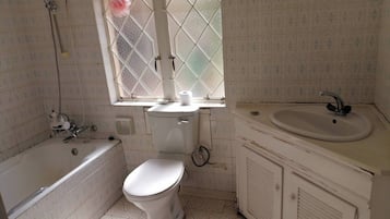 Room, 4 Bedrooms, Smoking, Patio | Bathroom