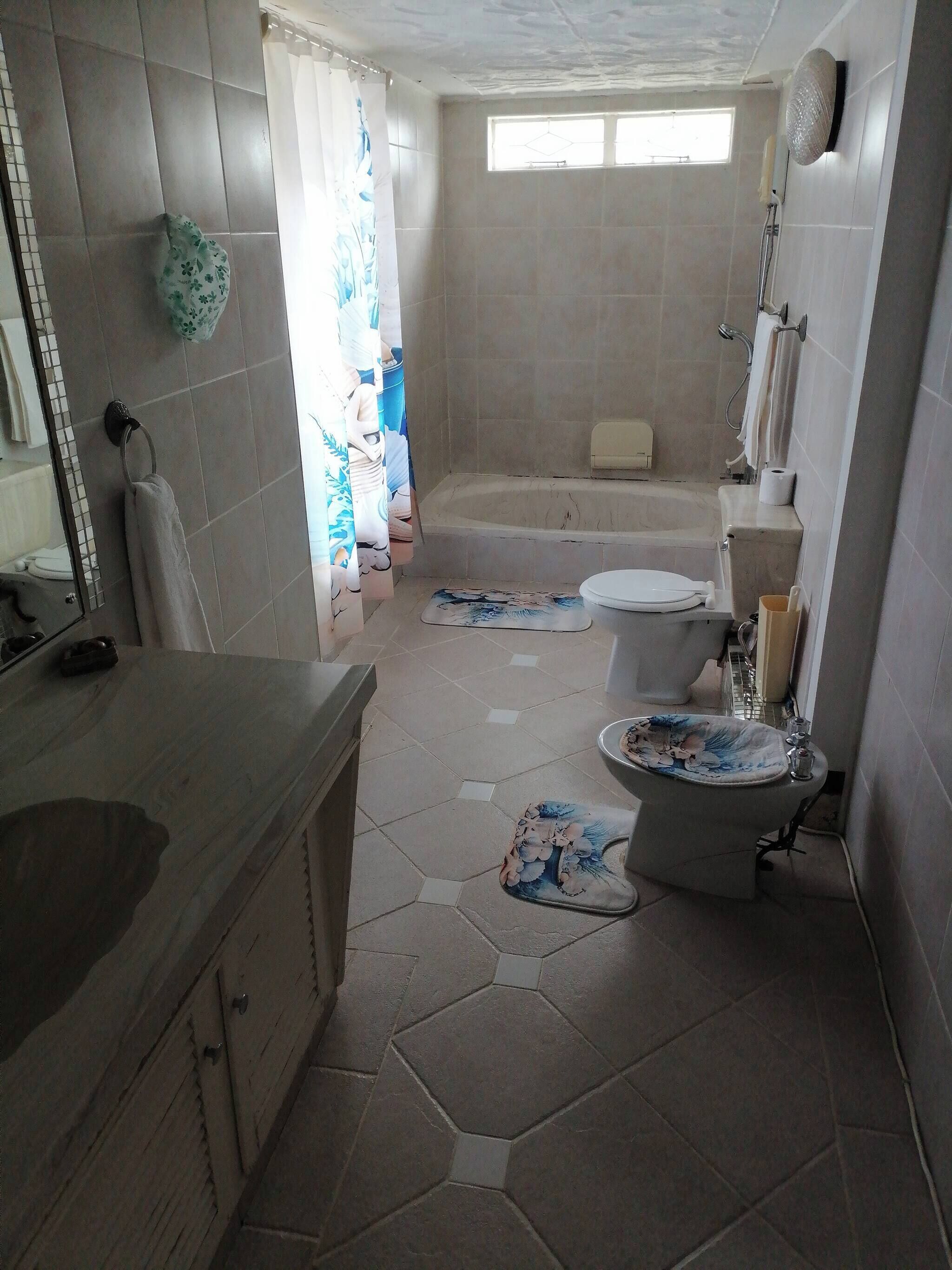 Room, 4 Bedrooms, Smoking, Patio | Bathroom