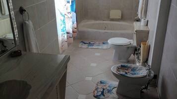 Room, 4 Bedrooms, Smoking, Patio | Bathroom