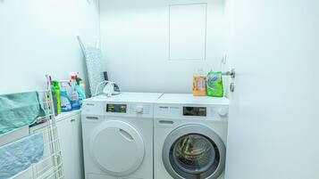 Basic Apartment | Bathroom
