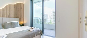 Premium 2BR & 1LR Apt with Skyline View