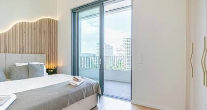 Premium 2BR & 1LR Apt with Skyline View