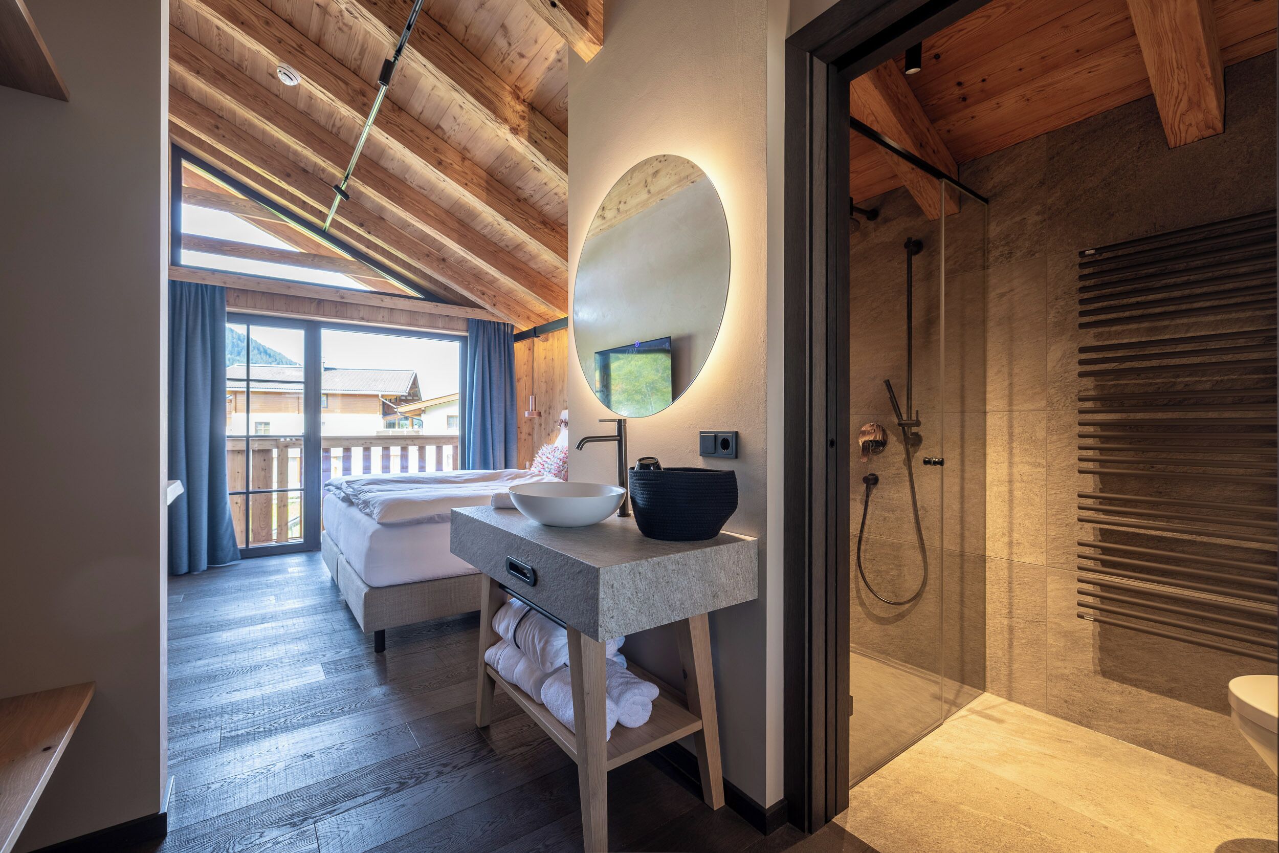 Luxury-Chalet, Bergblick | Badezimmer | Badewanne und Dusche (separat), Komfortbadewanne, Regendusche