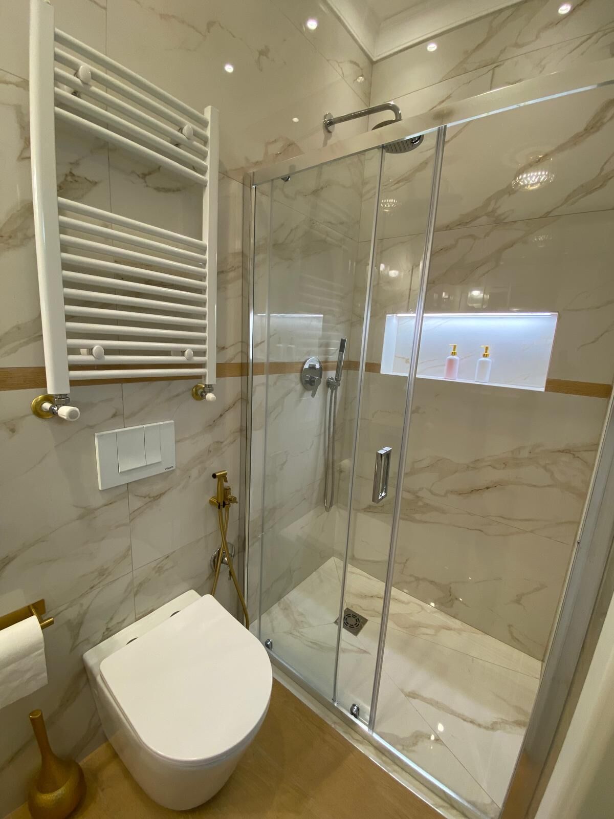 Shower, hair dryer, bidet, towels