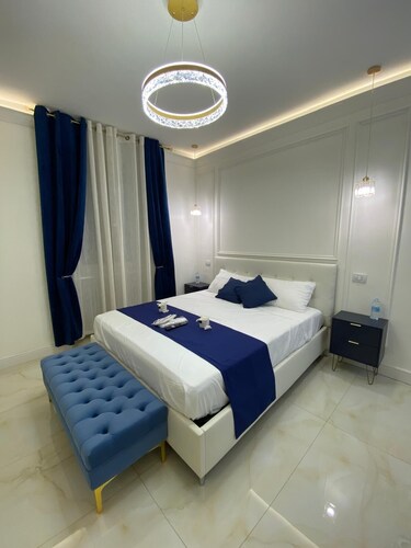 Suites within walking distance of Lake Como