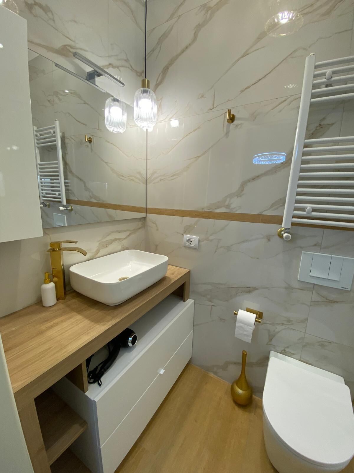 Shower, hair dryer, bidet, towels