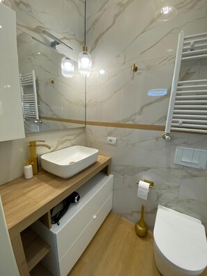 Doccia, asciugacapelli, bidet, asciugamani