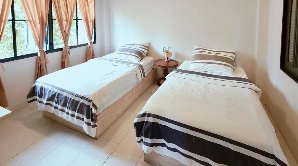 Habitación Deluxe con 2 camas individuales, vistas a la ciudad | Wifi gratis