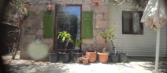sivrice ve sokak ağzı plajlarının ortasında denize yürüme mesafesinde