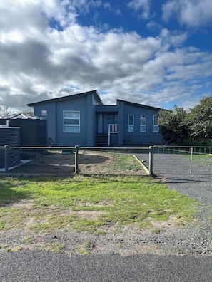Exterior - Roo Views - Linen, Wi-Fi, Pet Friendly, EV charger (Venus Bay)