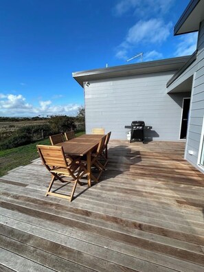 Outdoor dining - Roo Views - Linen, Wi-Fi, Pet Friendly, EV charger (Venus Bay)