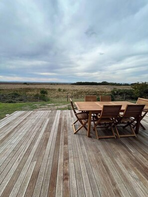 Outdoor dining - Roo Views - Linen, Wi-Fi, Pet Friendly, EV charger (Venus Bay)