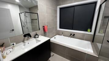 Ducha, secador de pelo, toallas y jabón