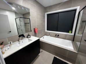 Shower, hair dryer, towels, soap - Summer House - A beautiful place (Austral)