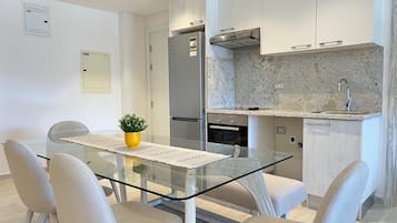 Chalet, 3 Bedrooms, Sea View | Dining