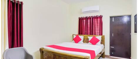 Deluxe Double Room, Air conditioning | Hypo-allergenic bedding, desk, soundproofing, free WiFi