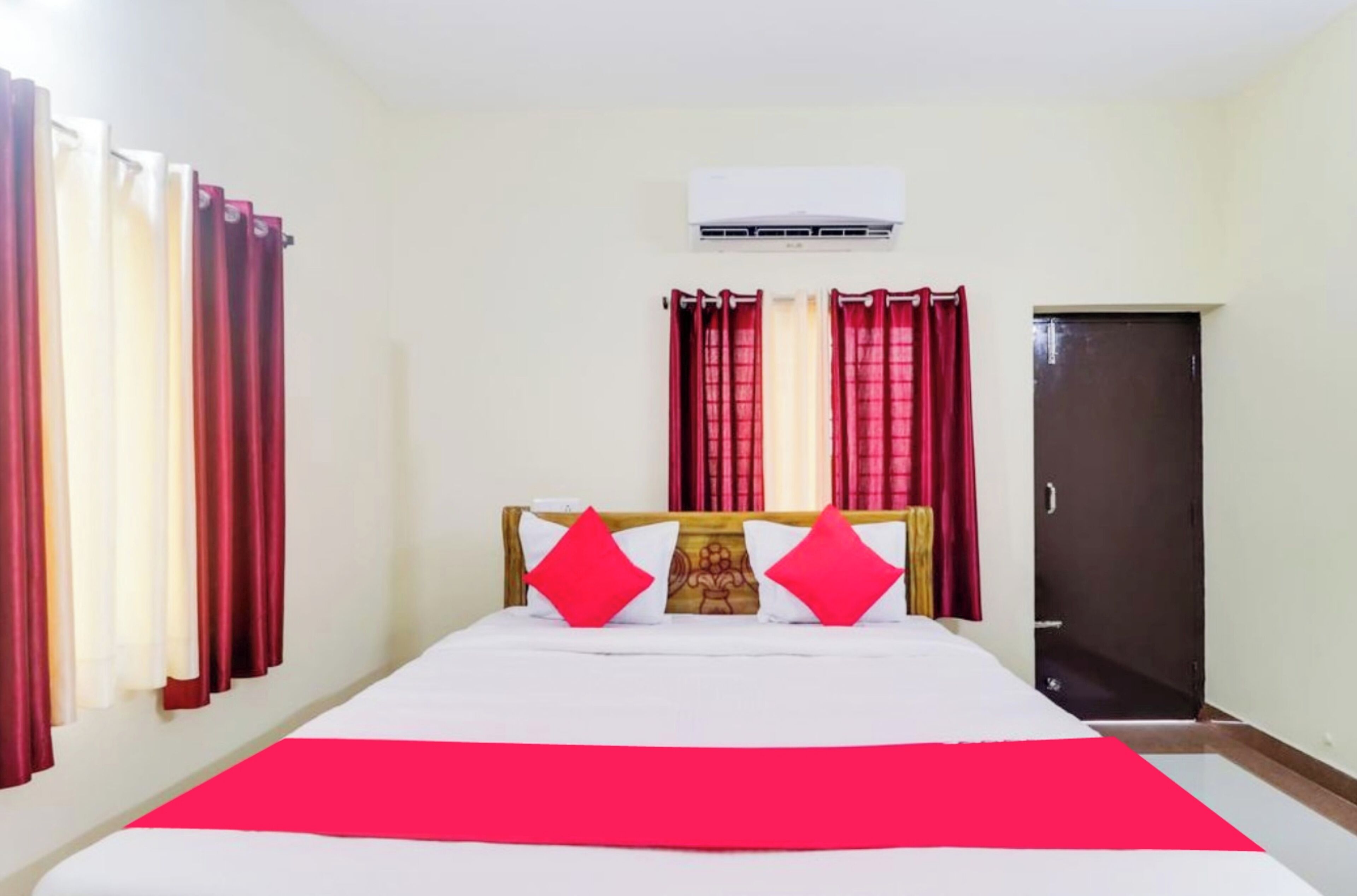 Deluxe Double Room, Air conditioning | Hypo-allergenic bedding, desk, soundproofing, free WiFi