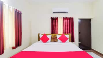 Deluxe Double Room, Air conditioning | Hypo-allergenic bedding, desk, soundproofing, free WiFi