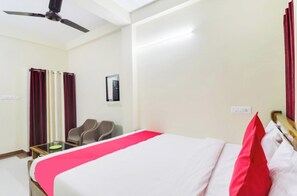 Ropa de cama hipoalergénica, escritorio y sistema de insonorización 