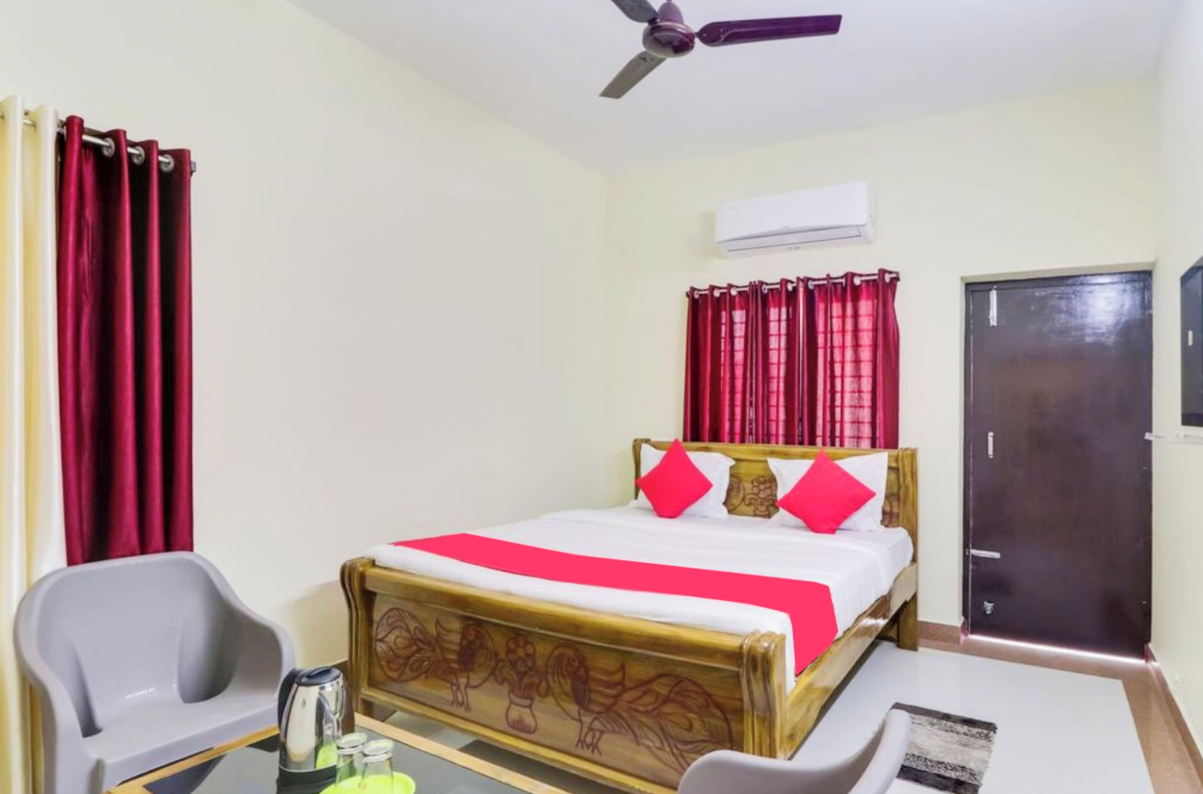 Hypo-allergenic bedding, desk, soundproofing, free WiFi
