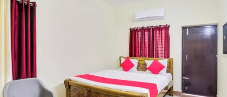 Hypo-allergenic bedding, desk, soundproofing, free WiFi