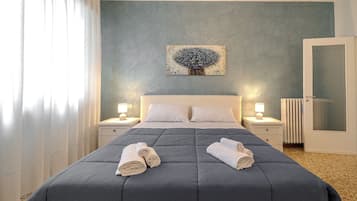 2 camere, una scrivania, ferro/asse da stiro, culla da viaggio