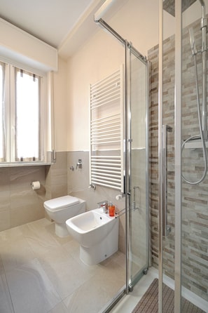 Dusche, Haartrockner, Bidet, Handtücher