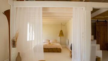 3 habitaciones, tabla de planchar con plancha y ropa de cama