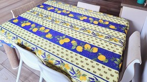 Une cuisine moderne avec un coin repas, un canapé et un téléviseur.