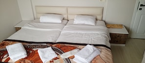 Minibar, caja de seguridad en la habitación, wifi gratis y ropa de cama
