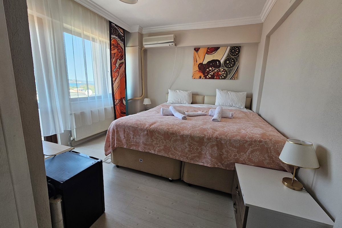 Minibar, caja de seguridad en la habitación, wifi gratis y ropa de cama