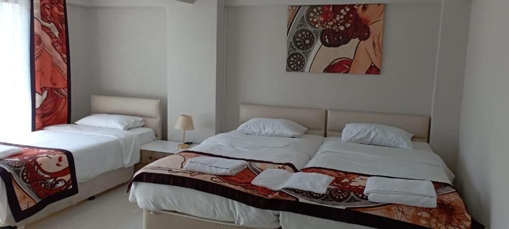 Habitación triple estándar | Minibar, caja fuerte, wifi gratis y ropa de cama