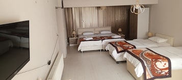 Quarto quádruplo família | Frigobar, cofres nos quartos, Wi-Fi de cortesia, roupa de cama