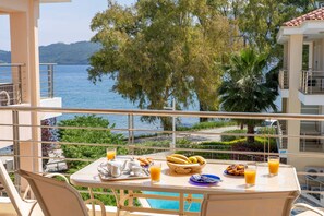 Outdoor dining - Nefeli Duplex Apartment – 5 min Walk to Melissani Lake (Karavomylos)