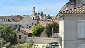 Ett bostadsområde med en framträdande kyrka i bakgrunden, omgivet av hus med röda tegeltak.