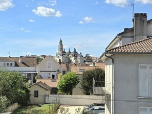 Ein Wohngebiet mit einer markanten Kirche im Hintergrund, umgeben von Häusern mit roten Ziegeldächern.