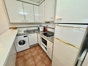 Kühlschrank, Mikrowelle, Ofen, Wasserkocher mit Kaffee-/Teezubehör