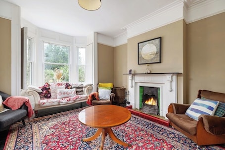 リビング エリア. Large 9-Bed Wicklow Retreat • Sleeps 18+ • Valley Views • Sauna • Parking