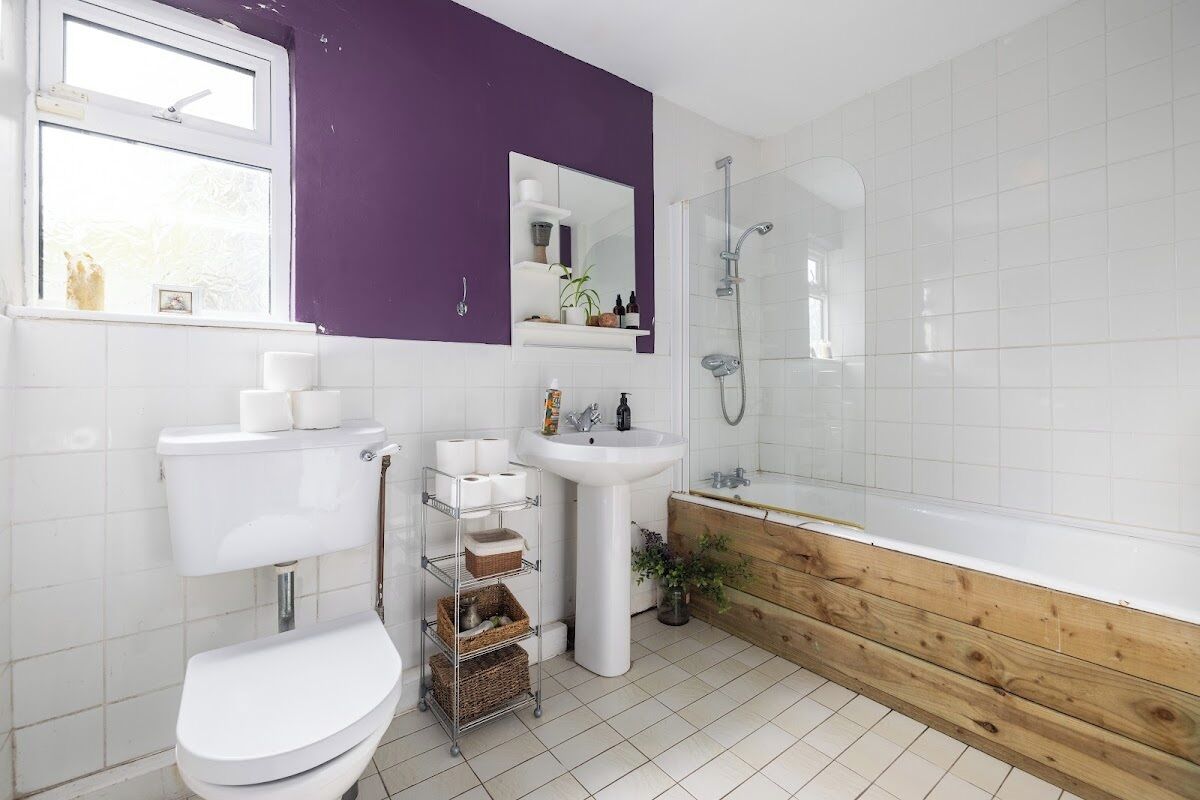 Douche, serviettes fournies, savon, papier toilette