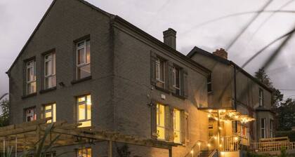 Large 9-Bed Wicklow Retreat • Sleeps 18+ • Valley Views • Sauna • Parking