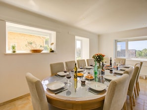Un coin repas avec une table ronde, des chaises et une fenêtre donnant sur un beau paysage.