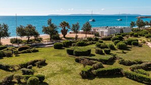 A coastal property with a view of the sea, manicured lawns, and a building with a flat roof. - Apartment with AC, sea view - 4 guests (Le Lavandou)