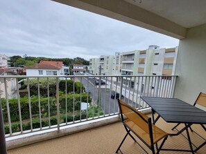 Outdoor dining - Apartment in the heart of downtown (Saint-Palais-sur-Mer)