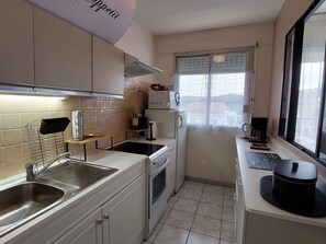 Private kitchen - Apartment in the heart of downtown (Saint-Palais-sur-Mer)