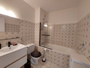 Bathroom - Apartment in the heart of downtown (Saint-Palais-sur-Mer)