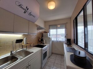 Private kitchen - Apartment in the heart of downtown (Saint-Palais-sur-Mer)