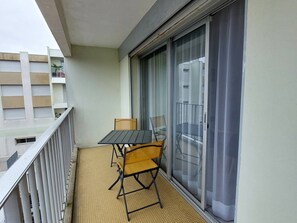 Outdoor dining - Apartment in the heart of downtown (Saint-Palais-sur-Mer)