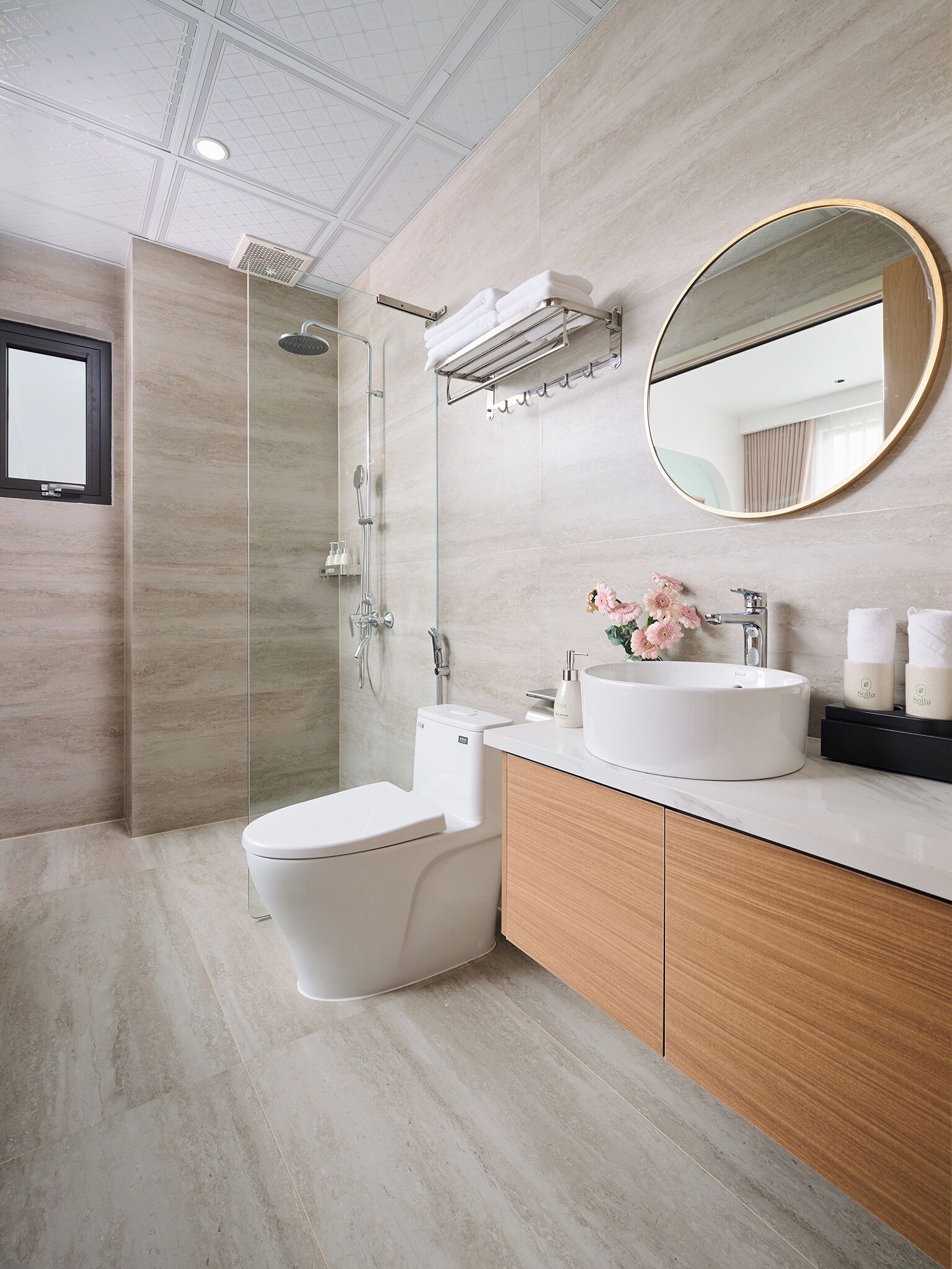 Quarto casal luxo, vista para a cidade | Banheiro | Chuveiro, secador de cabelo, toalhas de banho, sabonete