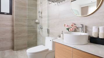 Habitación Deluxe doble, vistas a la ciudad | Baño | Ducha, secador de pelo, toallas y jabón