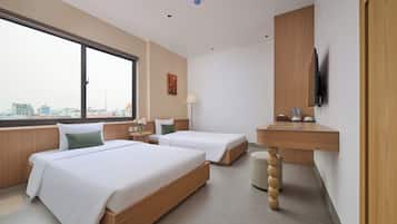 Deluxe Twin Room, City View | Meja, Wi-fi percuma
